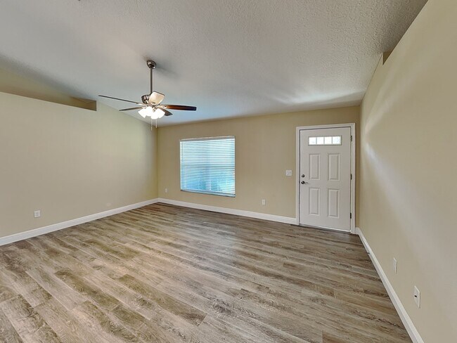 Foto del edificio - 2127 W Landmark Dr