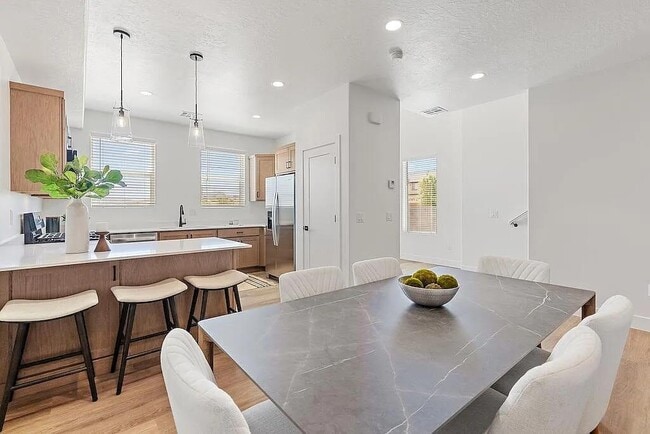 Building Photo - 1061 W Albertine Ln