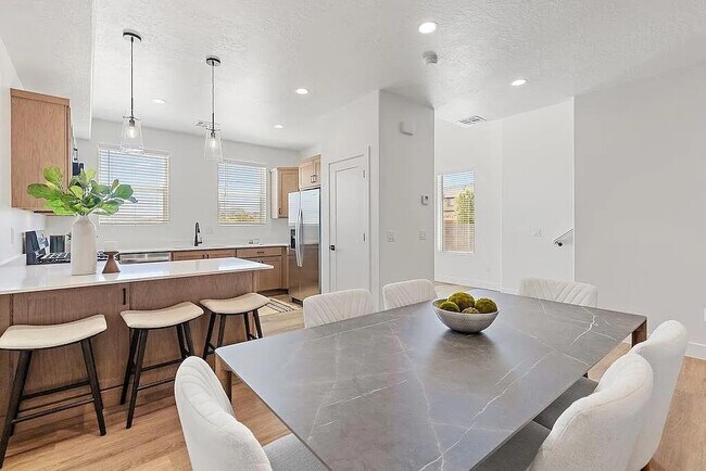 Foto del edificio - 1061 W Albertine Ln