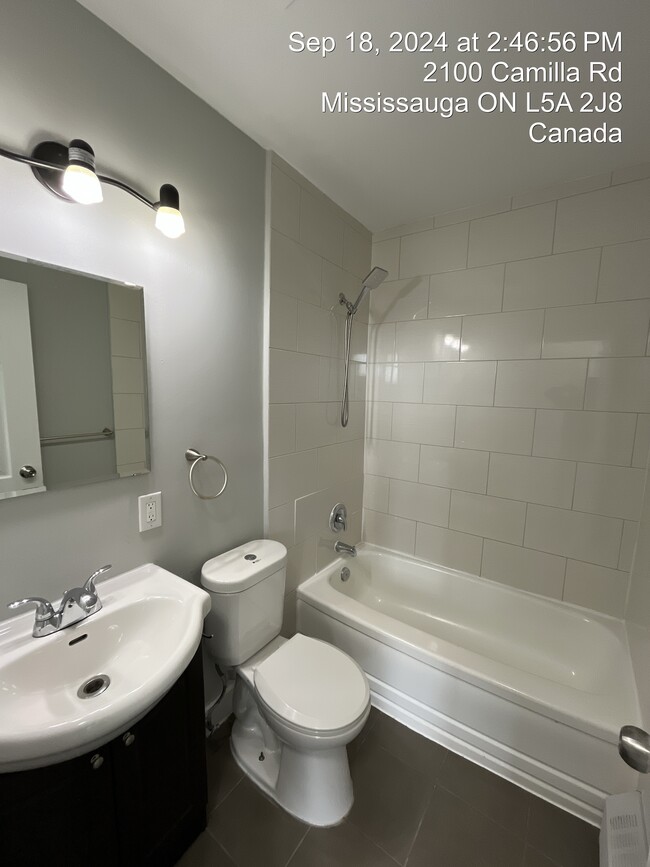 Salle de bain complète - 2100 Camilla Rd