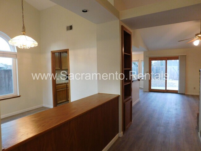 Building Photo - Spacious 4bd/2ba Citrus Heights Home with ...