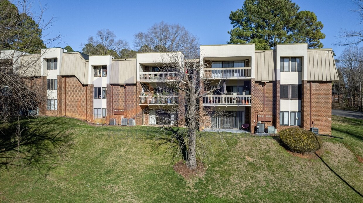 Foto principal - Chapel Hill 2-Bedroom Condo for Rent | 104...