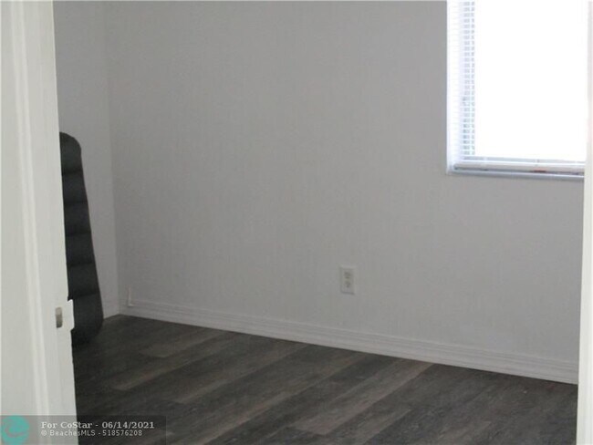 Foto del edificio - 2401 NE 10th St