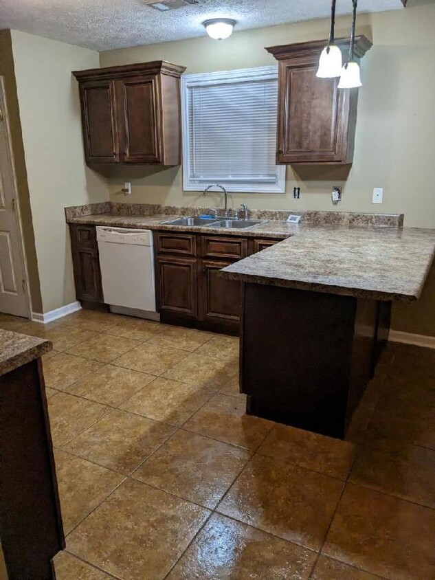 Foto principal - Finley - 597 Mitchell vacant