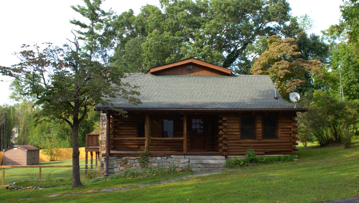 Primary Photo - 3 Bedroom 2 bathroom with bonus room log c...