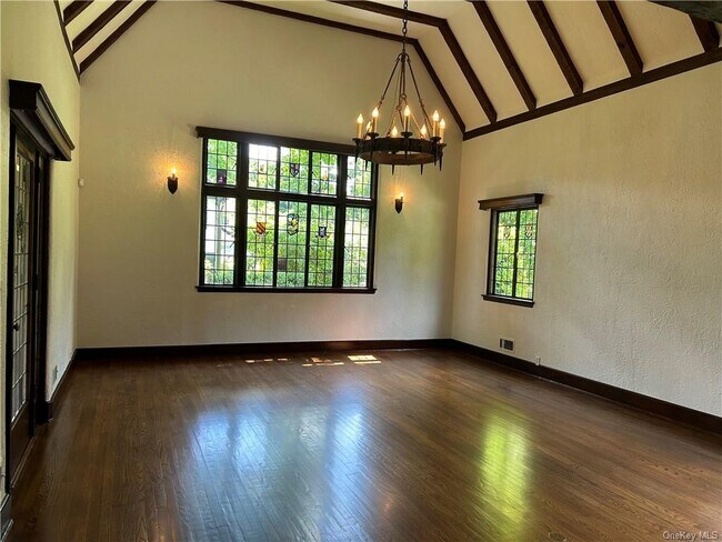 Foto del edificio - 43 Hathaway Ln