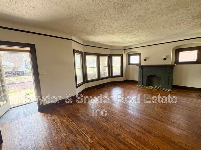 Foto del edificio - 245-247 Oakdale Ave.