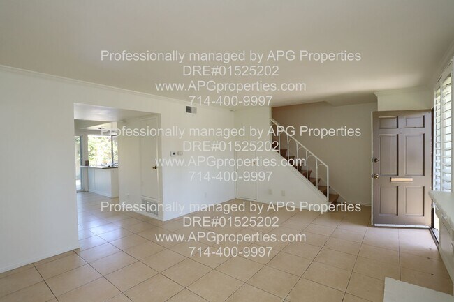 Building Photo - 4 Bedroom / 2.5 Bathroom townhouse in the ...