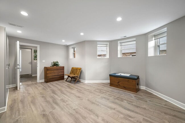 Building Photo - 1252 W Carmen Ave