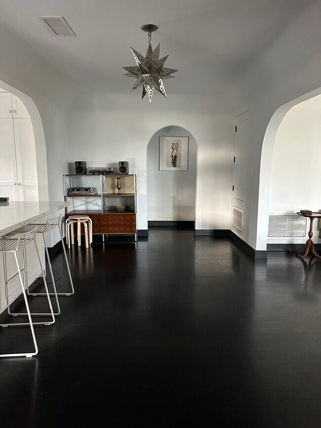 Entrada - 4305 Chase Ave