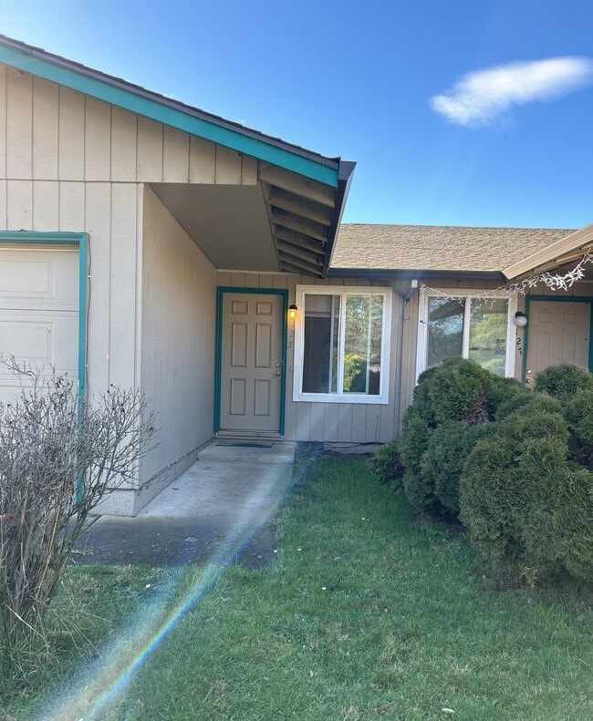 Building Photo - 125 NE Kingwood Dr