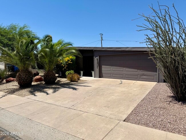 Building Photo - 3702 E Paradise Dr