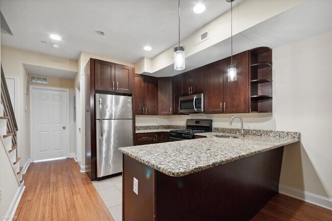 Foto del edificio - 5 br, 3 bath Duplex - 1408 WILLINGTON ST U...