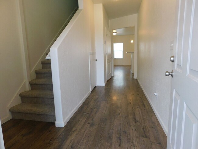 Foto del edificio - Townhome Near Shopping