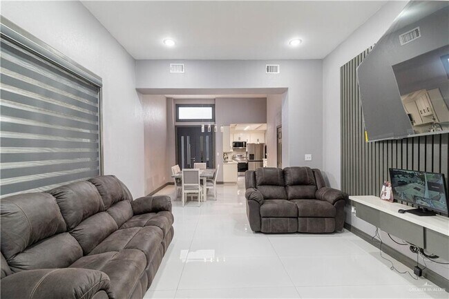 Building Photo - 814 Cimarron Dr