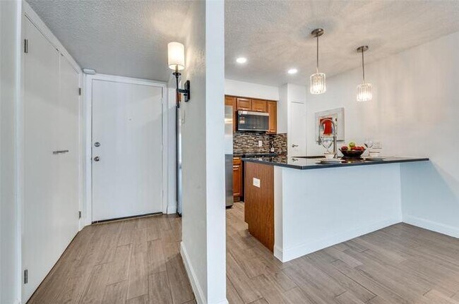 Foto del edificio - 4859 Cedar Springs Rd