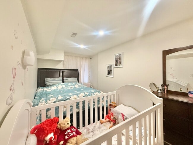 Building Photo - 1 + D BED - 1 BATH - RICHMOND HILL - BASEMENT