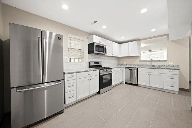 Foto del edificio - Spacious 2BR, 2BA Haven with Hardwood Elegance right across from Humboldt Park!