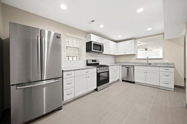 Building Photo - Spacious 2BR, 2BA Haven with Hardwood Elegance right across from Humboldt Park!