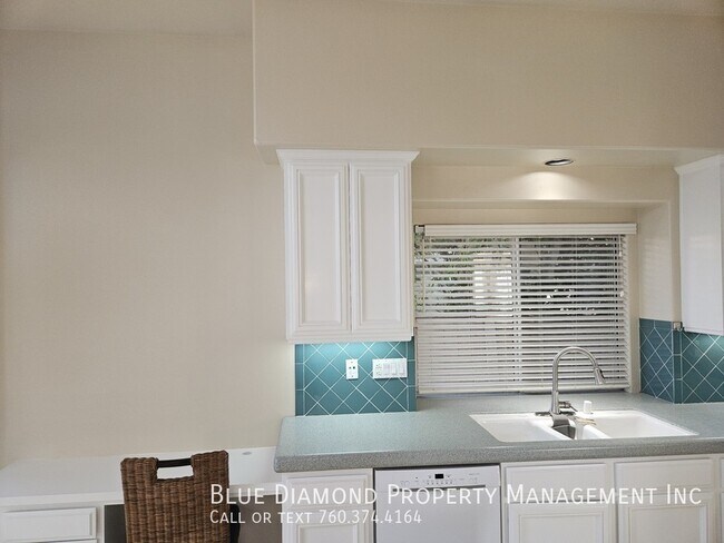 Foto del edificio - Spacious 3BR, 3 BA with loft with over 2,2...