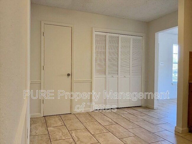 Building Photo - 801 Country Aire Dr