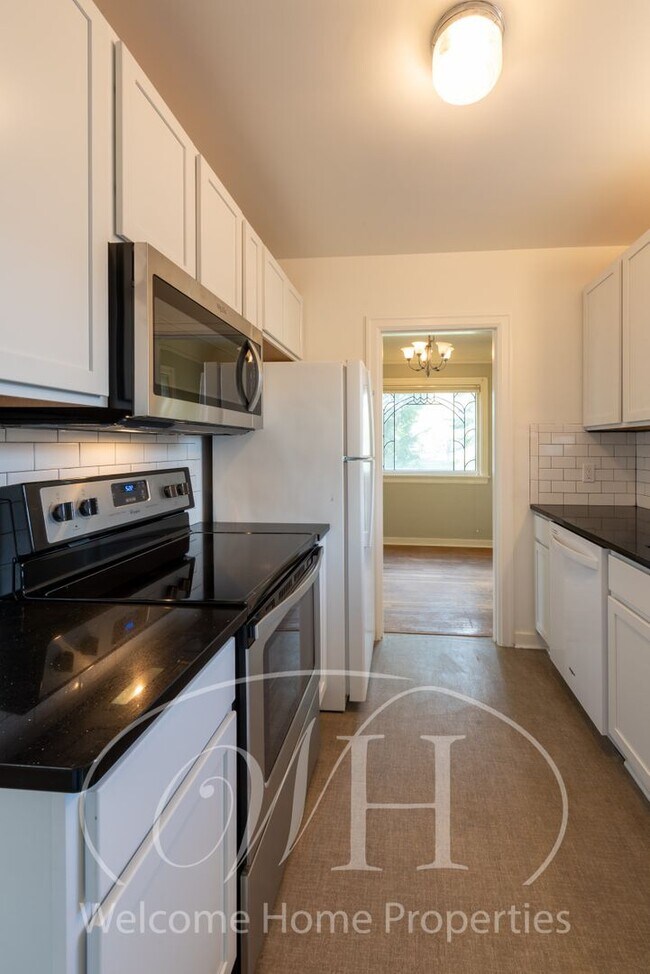 Building Photo - Cottage Style 3 Bedroom Home in Convenient...