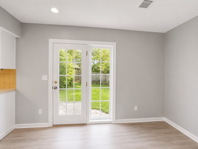 Building Photo - 1400-1528 LaChateau Drive