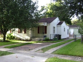 Building Photo - 914 E 25th St