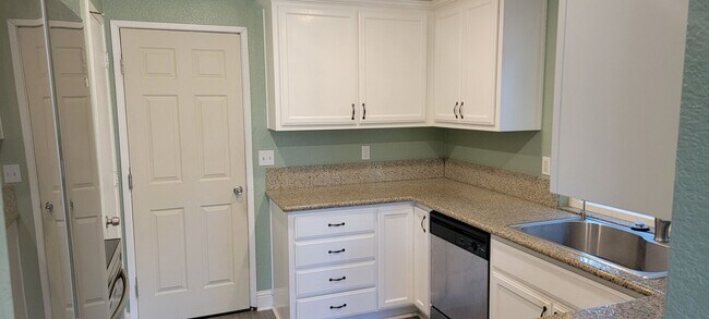 Building Photo - Adorable 3 bedroom 2 bath Available Now