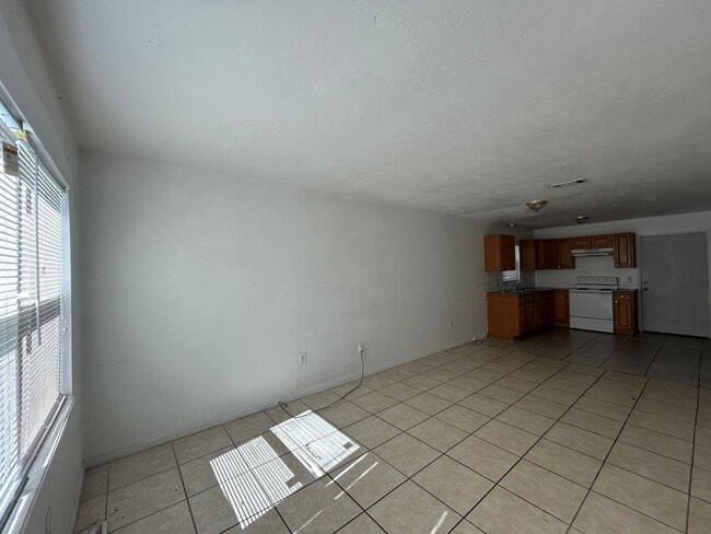 Building Photo - Prime SW Gainesville Townhouse: 2 Bed / 1....