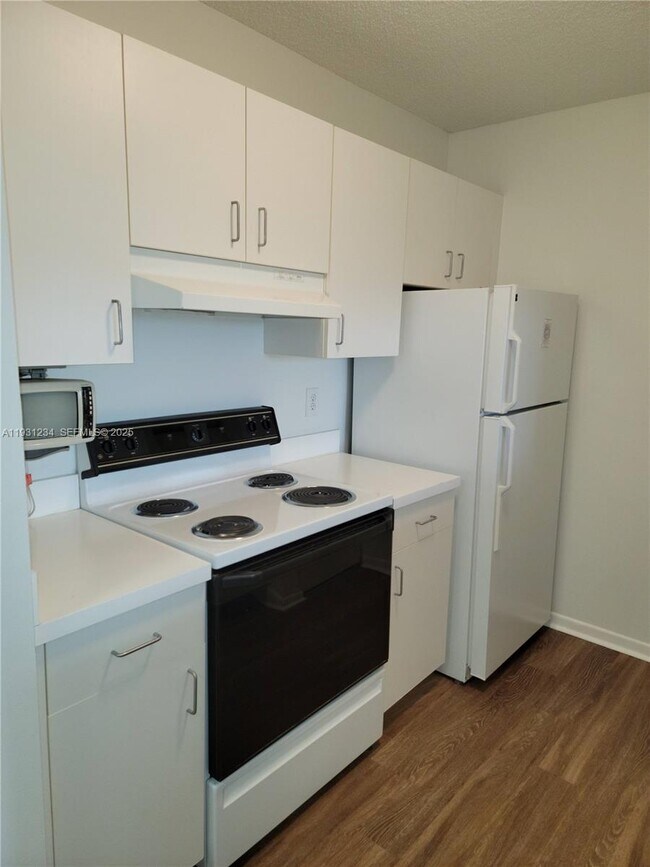 Foto del edificio - 1701 Village Blvd