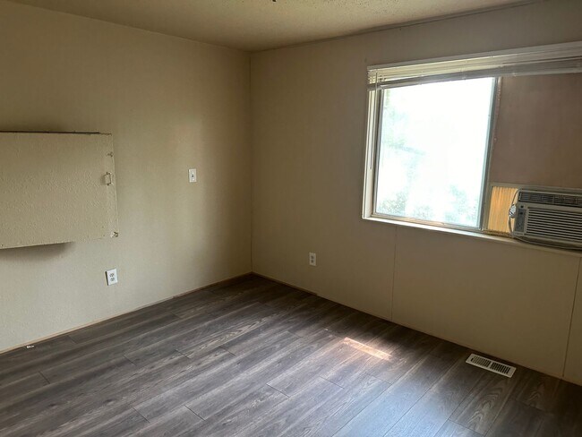 Building Photo - HALF OFF FIRST FULL MONTH'S RENT!