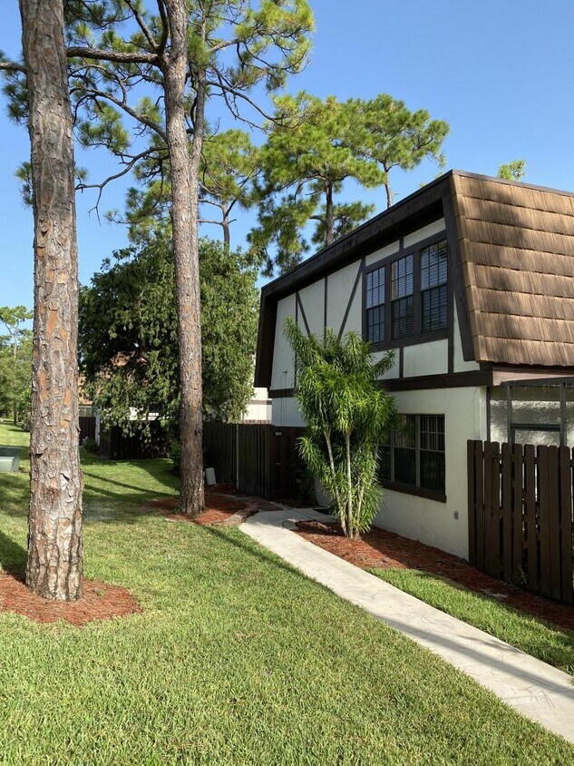 122 Weybridge Cir, Royal Palm Beach, FL 33411 Townhome Rentals in