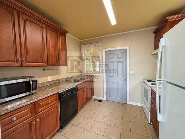 Building Photo - 2 Bedroom Home on Redondo Beach! Spectacul...