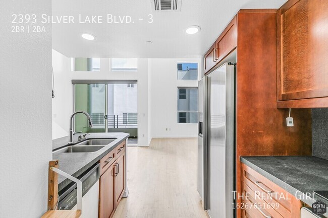 Foto del edificio - Spacious Silver Lake Townhome | Multi-Leve...