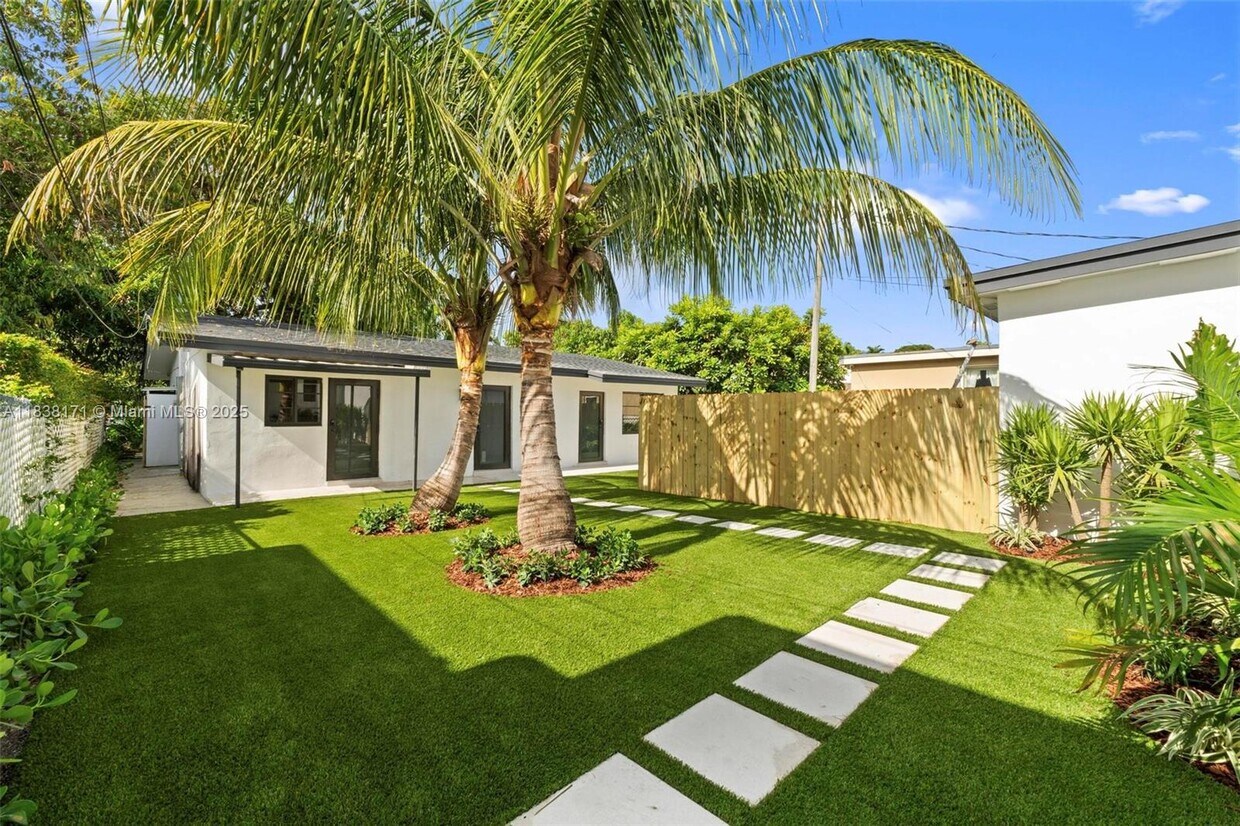 Foto principal - 2442 SW 3rd St