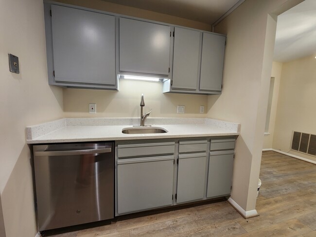 Brand-new countertops, sink and dishwasher - 7908 Pearlbush Dr Apartment