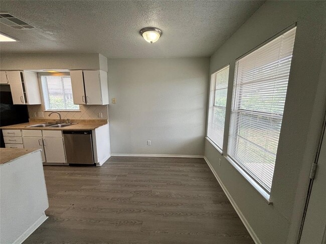 Building Photo - 5905 Cherry Loop