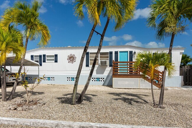 Building Photo - 3 Bedroom 2 Bathroom on the water