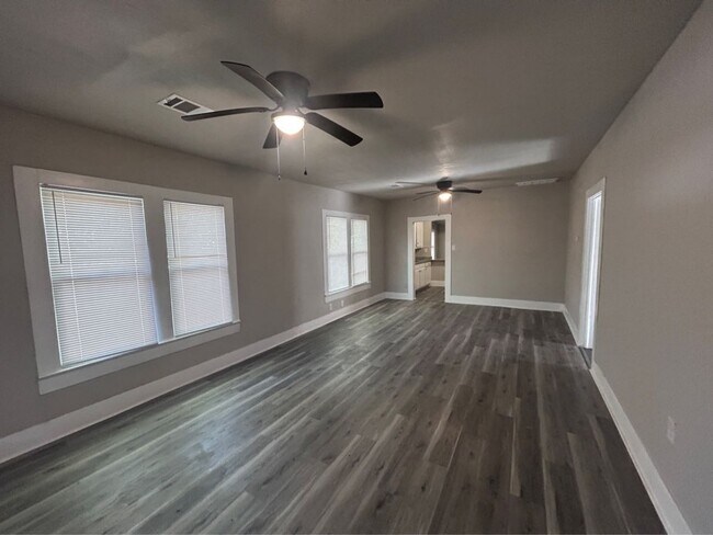 Foto del edificio - 1710 W 15th St