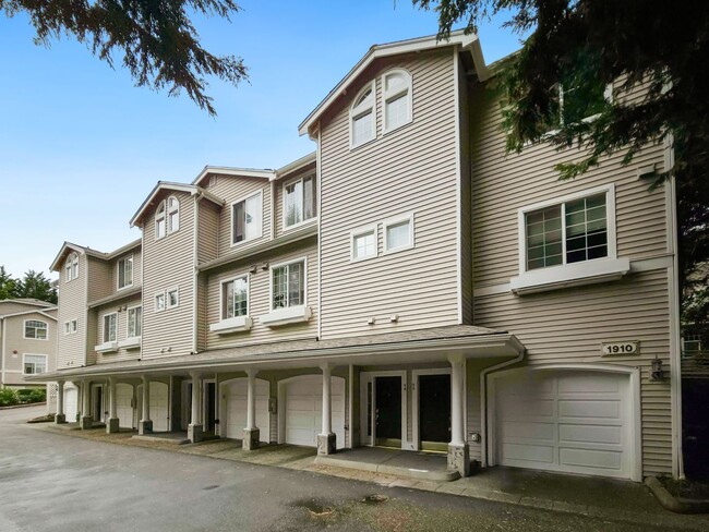 Comfortable 3-Bed End Unit Townhome Near F... - Comfortable 3-Bed End Unit Townhome Near F...
