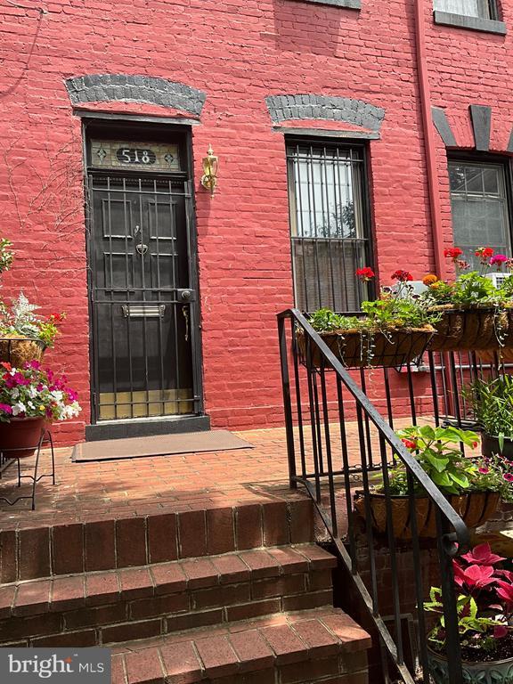 Primary Photo - 518 F St NE