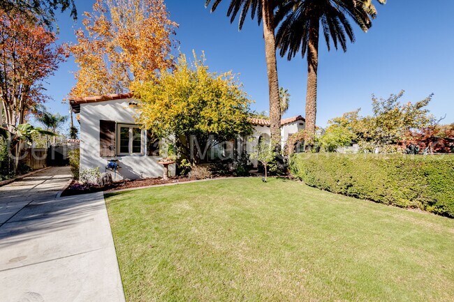 Foto del edificio - 3 Bedroom/2.5 Bath Home with a Mother In Law Unit - $2595 per month!