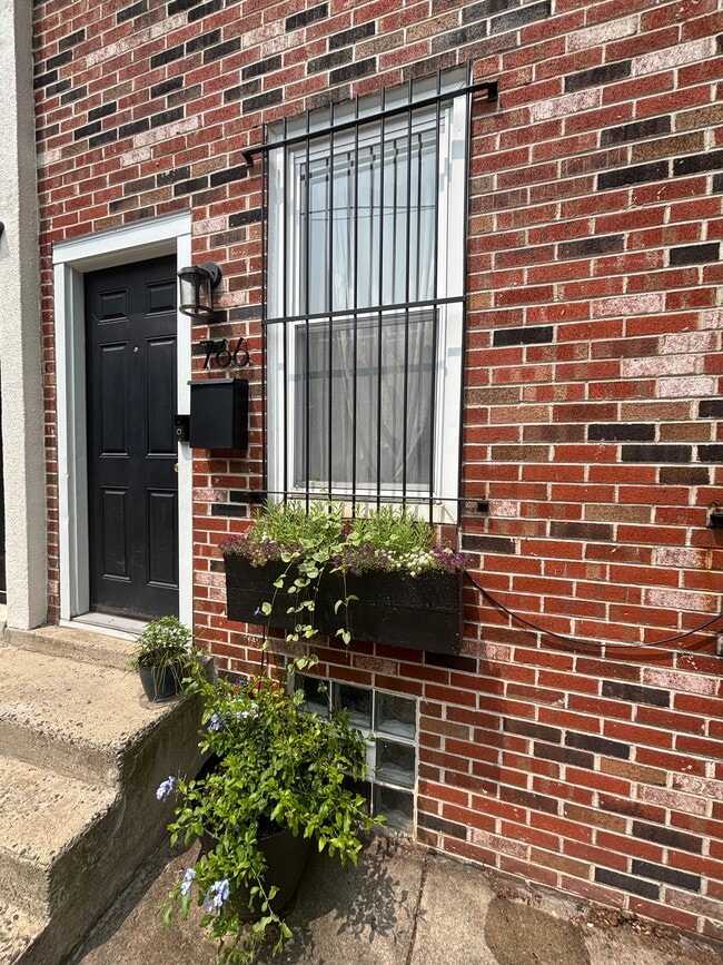 Building Photo - 766 S Harshaw St