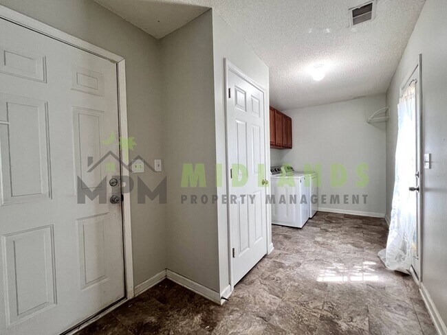Foto del edificio - 523 Whitewater Dr