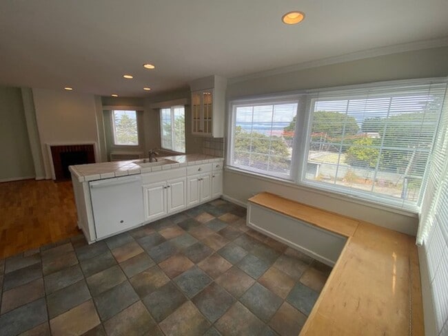 Building Photo - 204 5th St