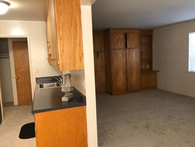 Building Photo - 555 Oakland Ave