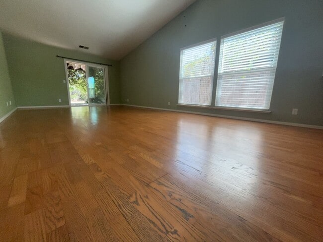 Building Photo - 3 Bedroom 1 bath Davis duplex in West Davis