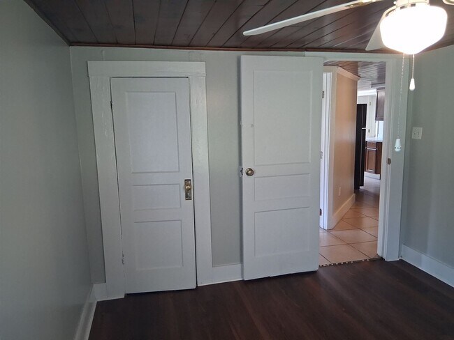 Building Photo - 2bedroom 1bath duplex