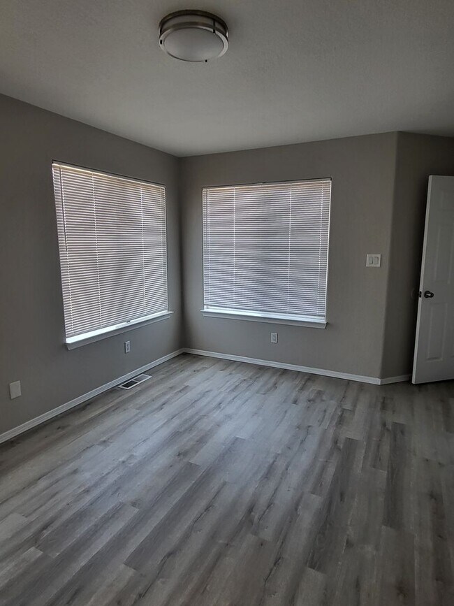Foto del edificio - NW Pueblo Style 2/story 2/Bd 2/Ba 2/CG